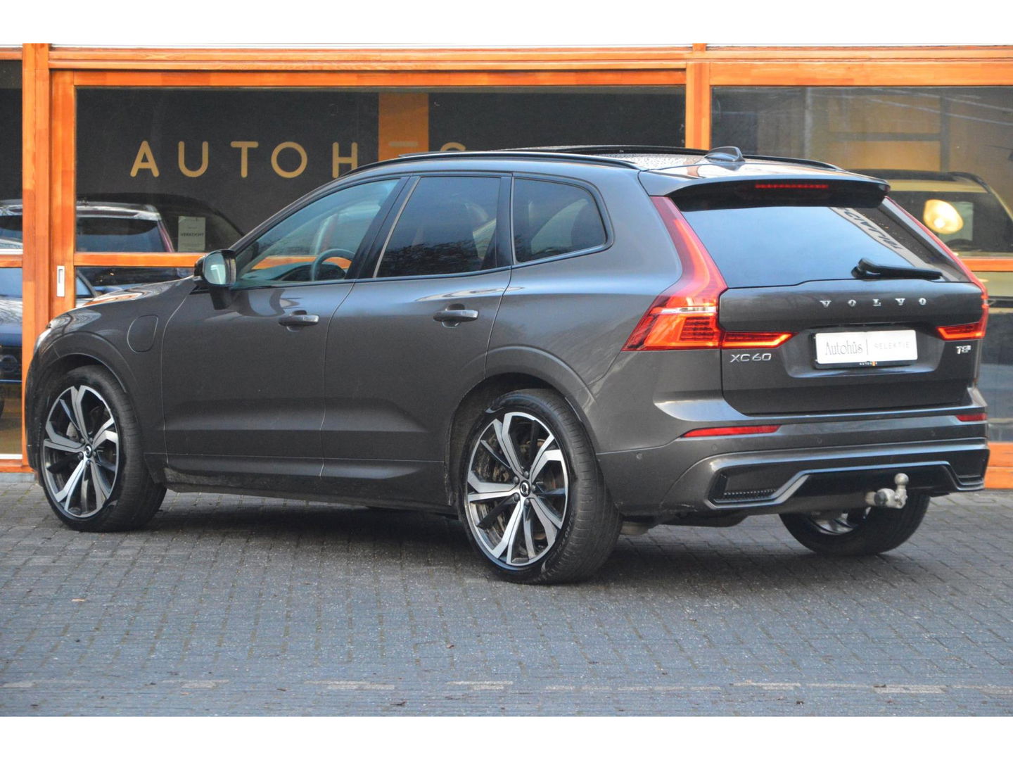 Volvo XC60 T8 Hybride AWD Plus Dark | Luchtvering | Head-Up | Panoramadak | 360° Camera | Trekhaak | Stoel + Stuur Verwarmd |