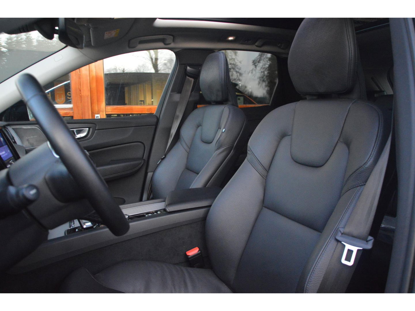 Volvo XC60 T8 Hybride AWD Plus Dark | Luchtvering | Head-Up | Panoramadak | 360° Camera | Trekhaak | Stoel + Stuur Verwarmd |