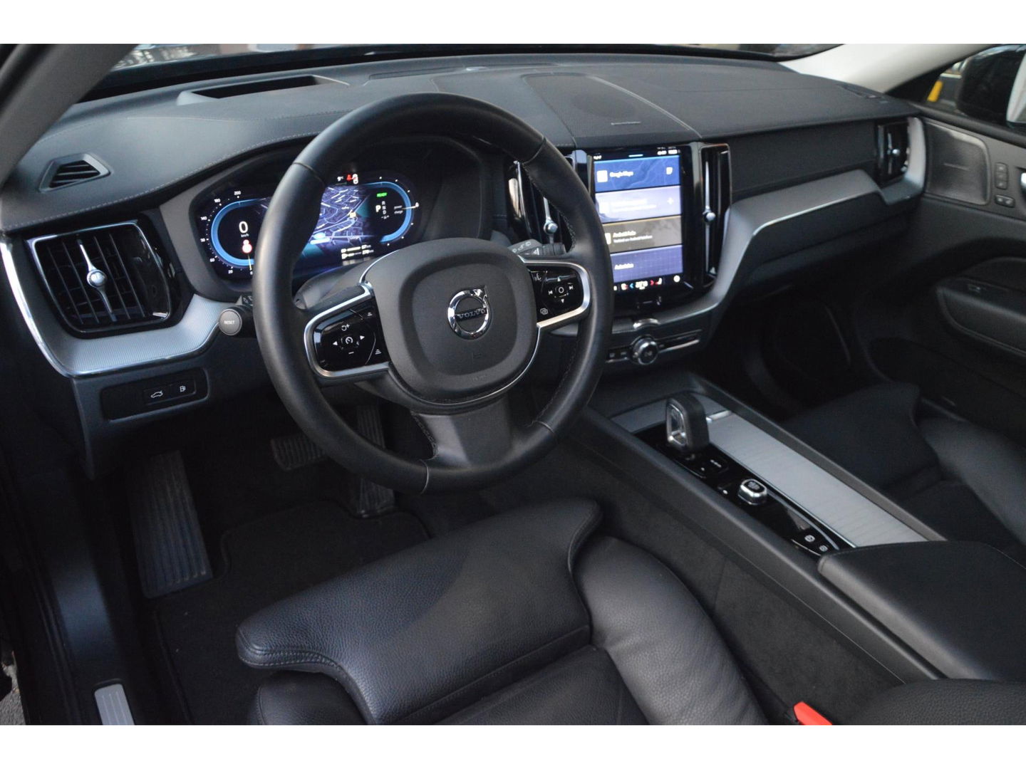 Volvo XC60 T8 Hybride AWD Plus Dark | Luchtvering | Head-Up | Panoramadak | 360° Camera | Trekhaak | Stoel + Stuur Verwarmd |