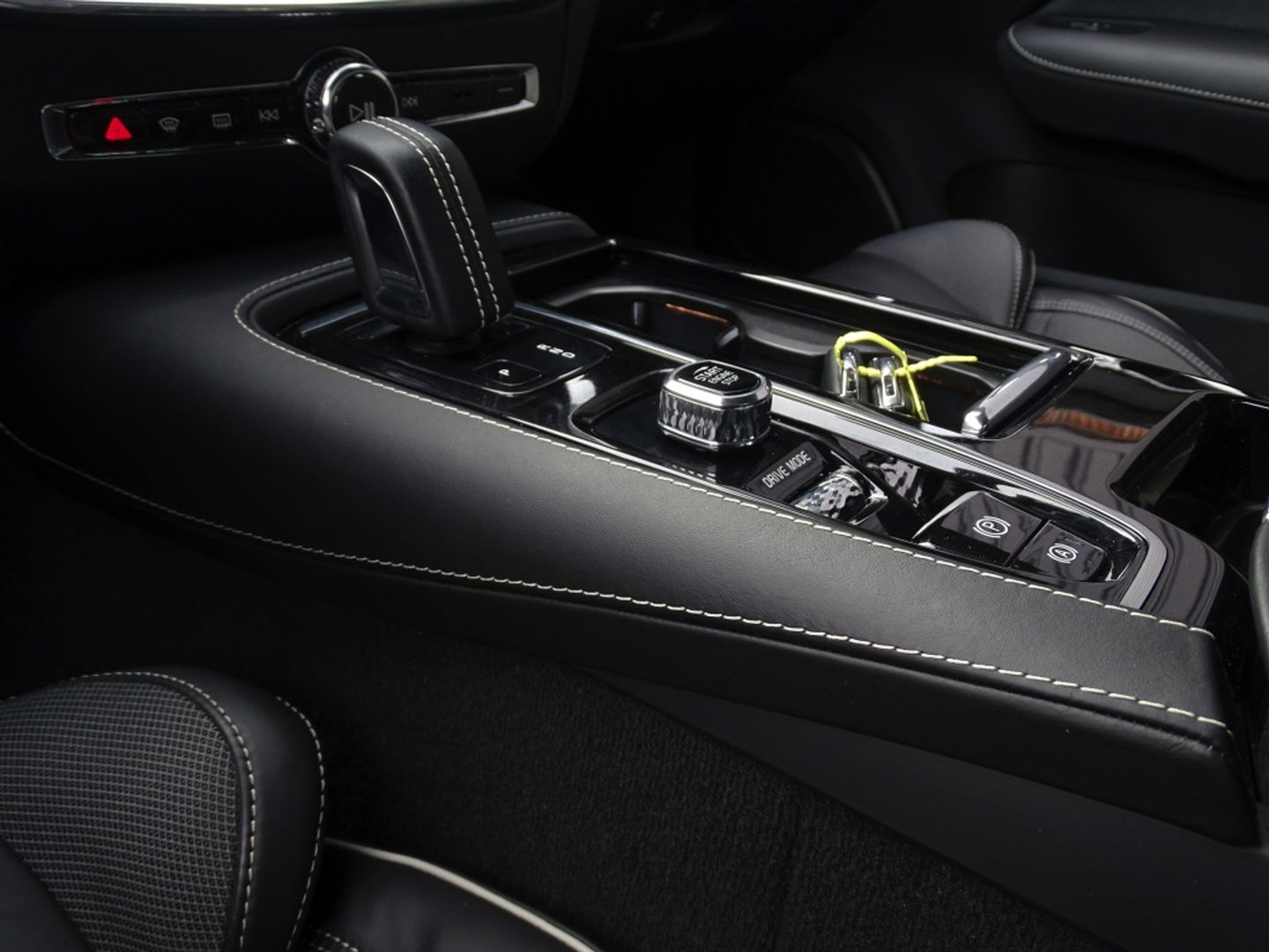 Volvo S60 T8 392PK AWD / R-design / ACC / Harman Kardon / LED