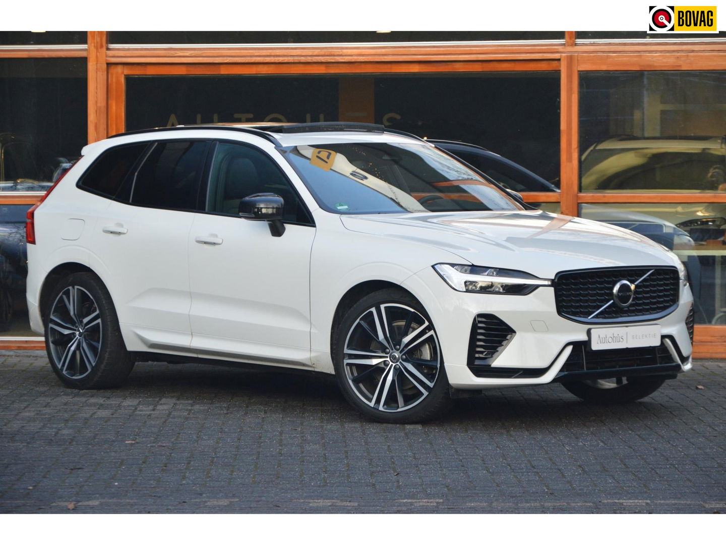 Volvo XC60 T6 Hybride AWD Plus Dark | Luchtvering | Panoramadak | Stoel + Stuurverwarming | Camera | Pilot-Assist |