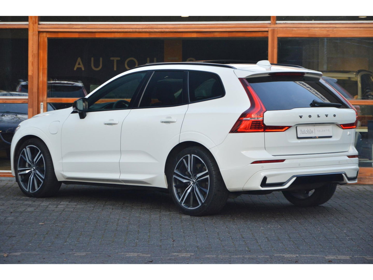 Volvo XC60 T6 Hybride AWD Plus Dark | Luchtvering | Panoramadak | Stoel + Stuurverwarming | Camera | Pilot-Assist |