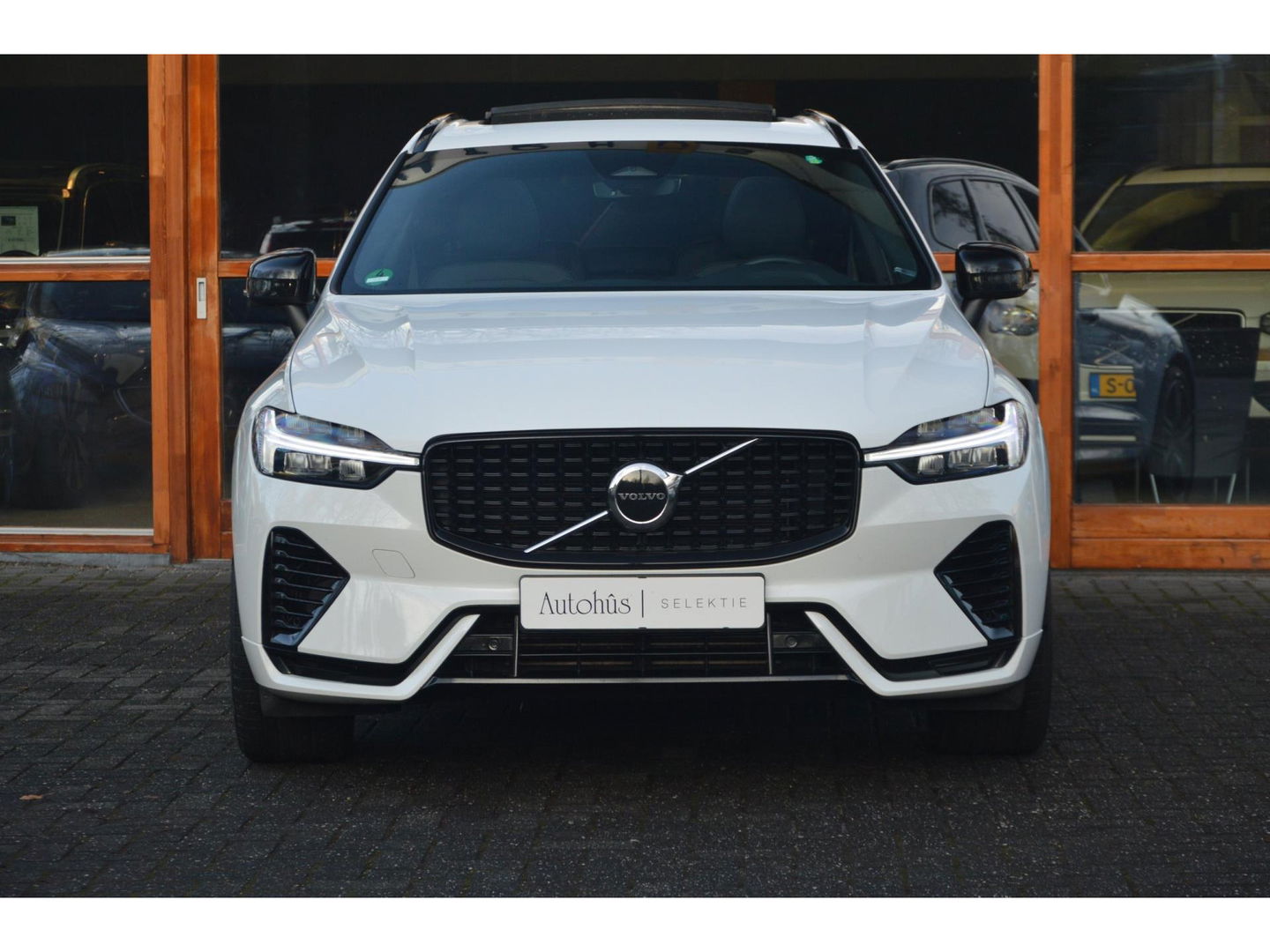 Volvo XC60 T6 Hybride AWD Plus Dark | Luchtvering | Panoramadak | Stoel + Stuurverwarming | Camera | Pilot-Assist |