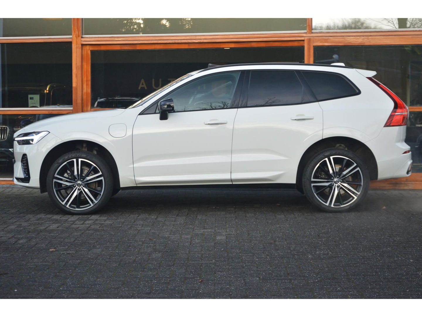Volvo XC60 T6 Hybride AWD Plus Dark | Luchtvering | Panoramadak | Stoel + Stuurverwarming | Camera | Pilot-Assist |