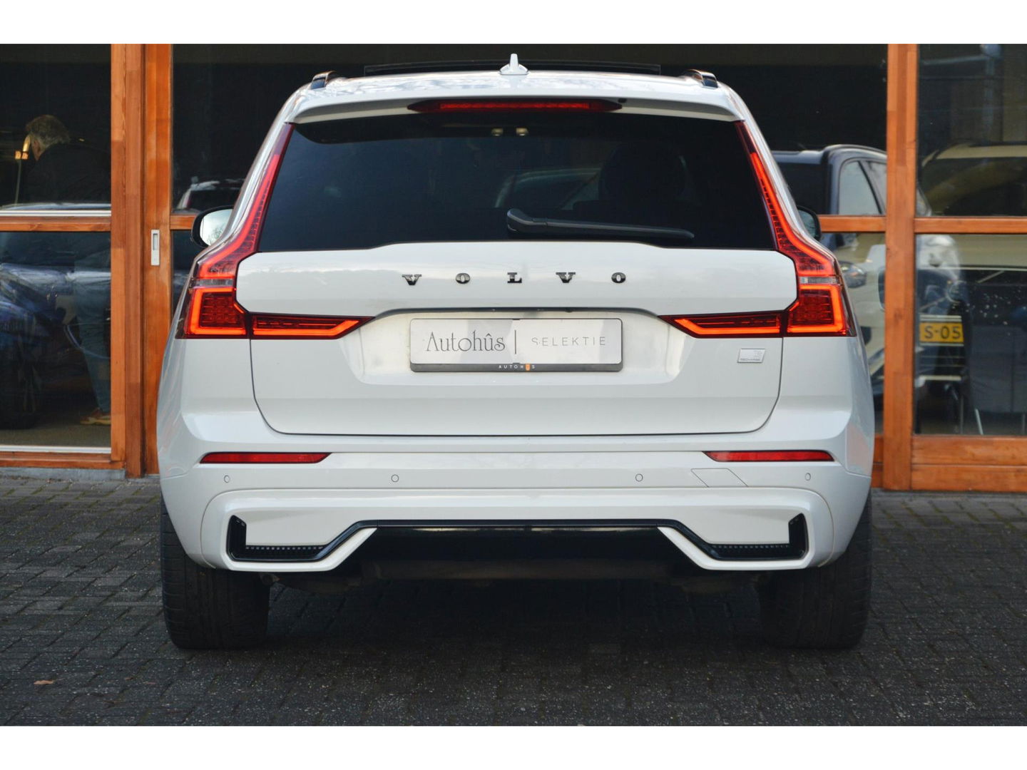 Volvo XC60 T6 Hybride AWD Plus Dark | Luchtvering | Panoramadak | Stoel + Stuurverwarming | Camera | Pilot-Assist |