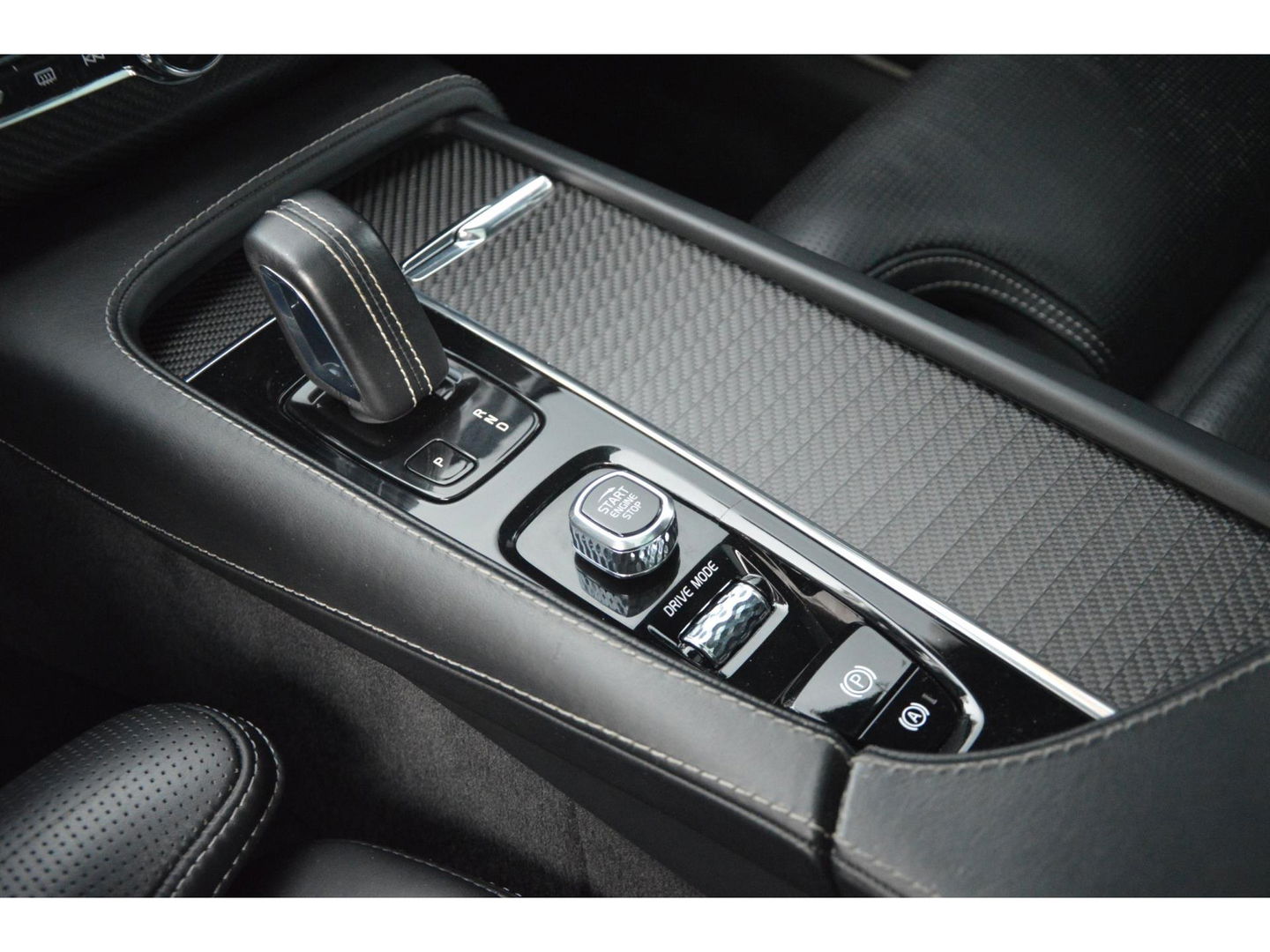 Volvo XC90 T8 Hybride R-Design | Carbon interieur | Massage stoelen | Panoramadak | 360 Camera | Head-Up Display |