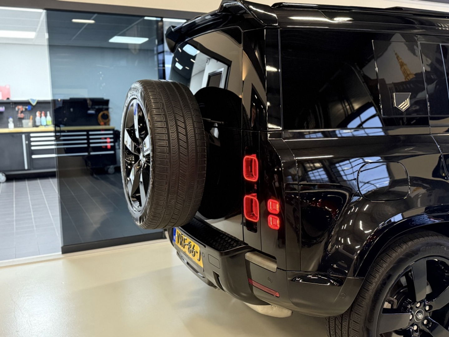 Land Rover Defender 3.0 D250 110 MHEV X-Dynamic SE Heritage Custom / grijs kenteken