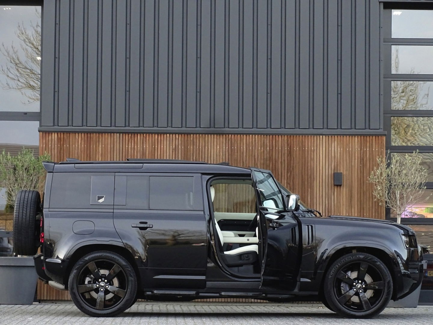 Land Rover Defender 3.0 D250 110 MHEV X-Dynamic SE Heritage Custom / grijs kenteken
