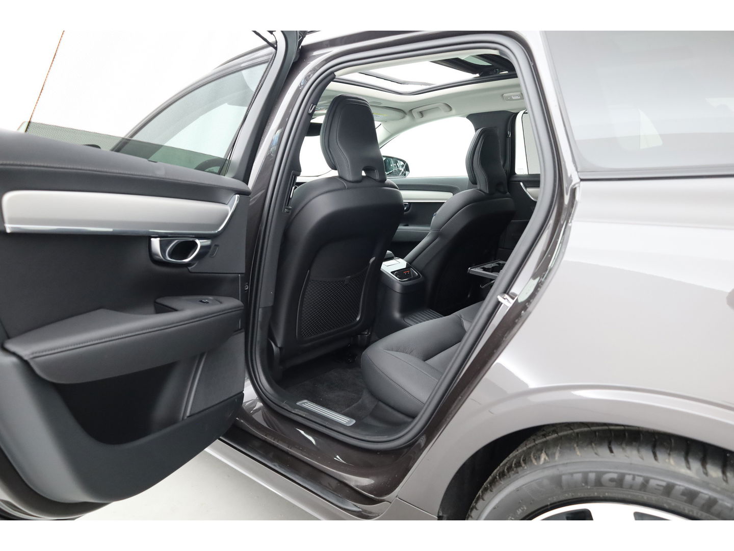 Volvo V90 2.0 T6 Plug-in hybrid AWD Ultra Dark | Pano-dak | Head-up | 360 camera | Elek. stoelen | H&K Audio |