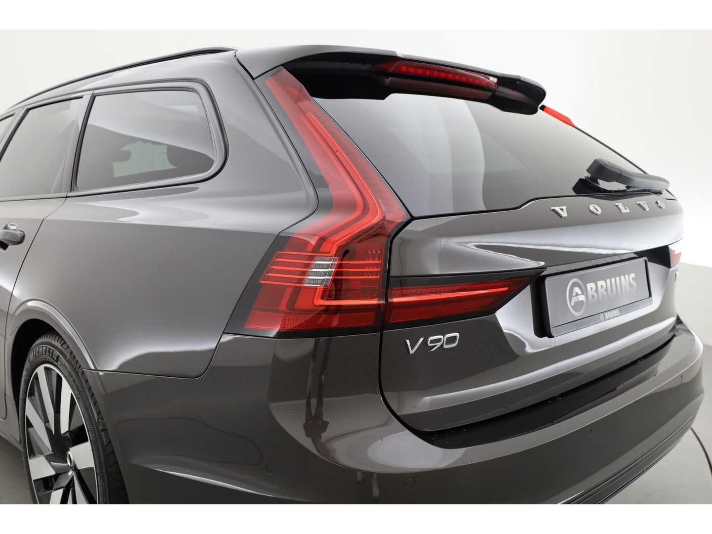 Volvo V90 2.0 T6 Plug-in hybrid AWD Ultra Dark | Pano-dak | Head-up | 360 camera | Elek. stoelen | H&K Audio |