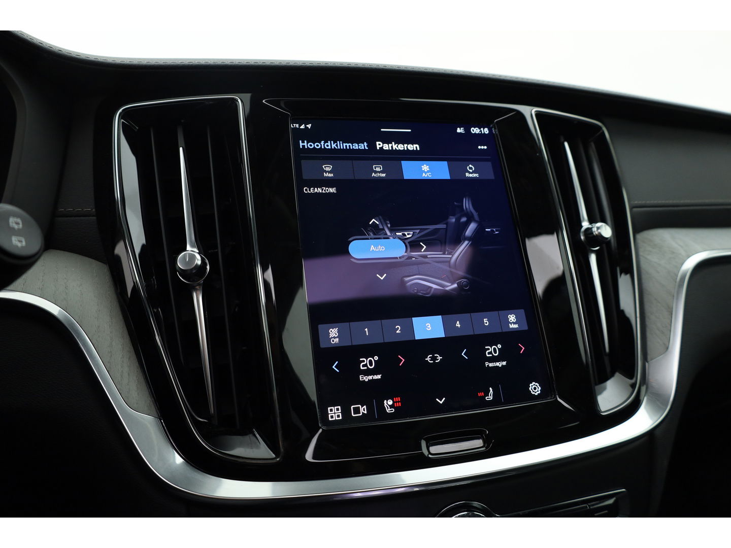 Volvo V60 2.0 T8 AWD Ultra Dark | Full Option |  Bowers & Wilkins | Massage | Trekhaak | HUD |