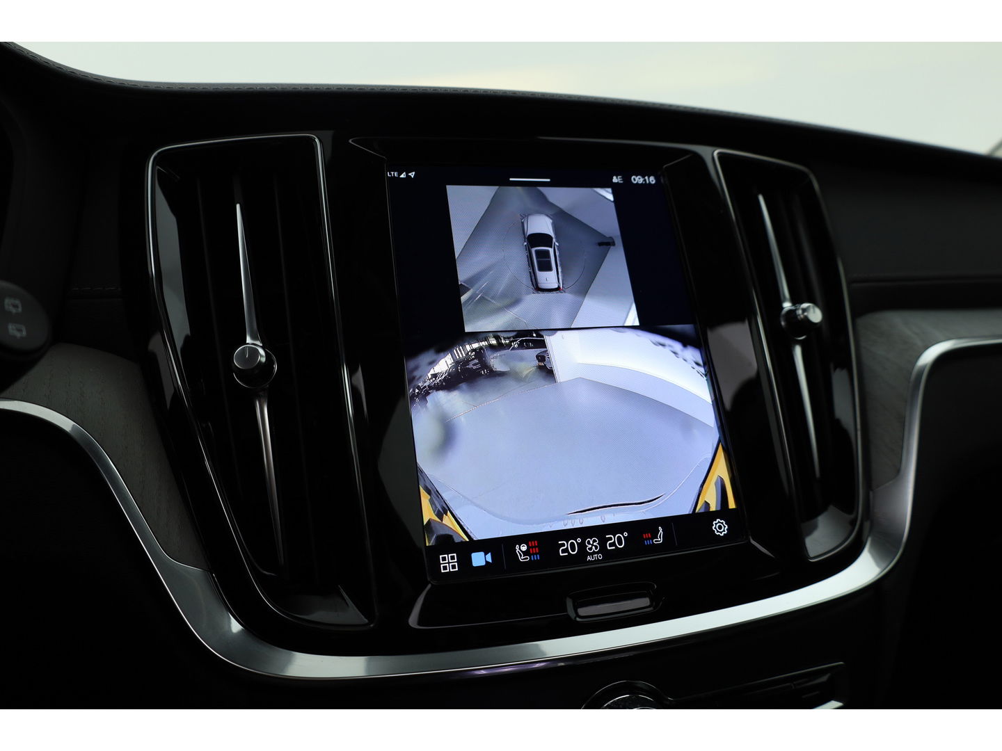 Volvo V60 2.0 T8 AWD Ultra Dark | Full Option |  Bowers & Wilkins | Massage | Trekhaak | HUD |