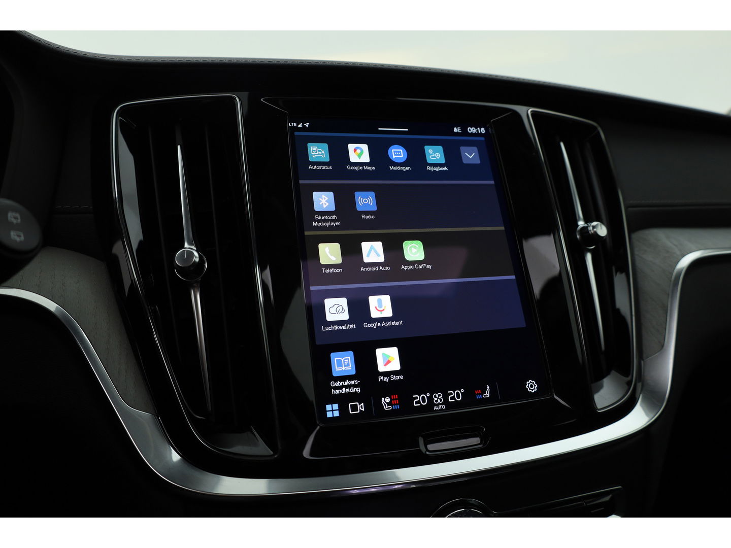 Volvo V60 2.0 T8 AWD Ultra Dark | Full Option |  Bowers & Wilkins | Massage | Trekhaak | HUD |