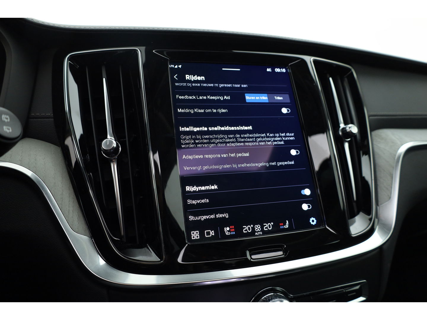 Volvo V60 2.0 T8 AWD Ultra Dark | Full Option |  Bowers & Wilkins | Massage | Trekhaak | HUD |