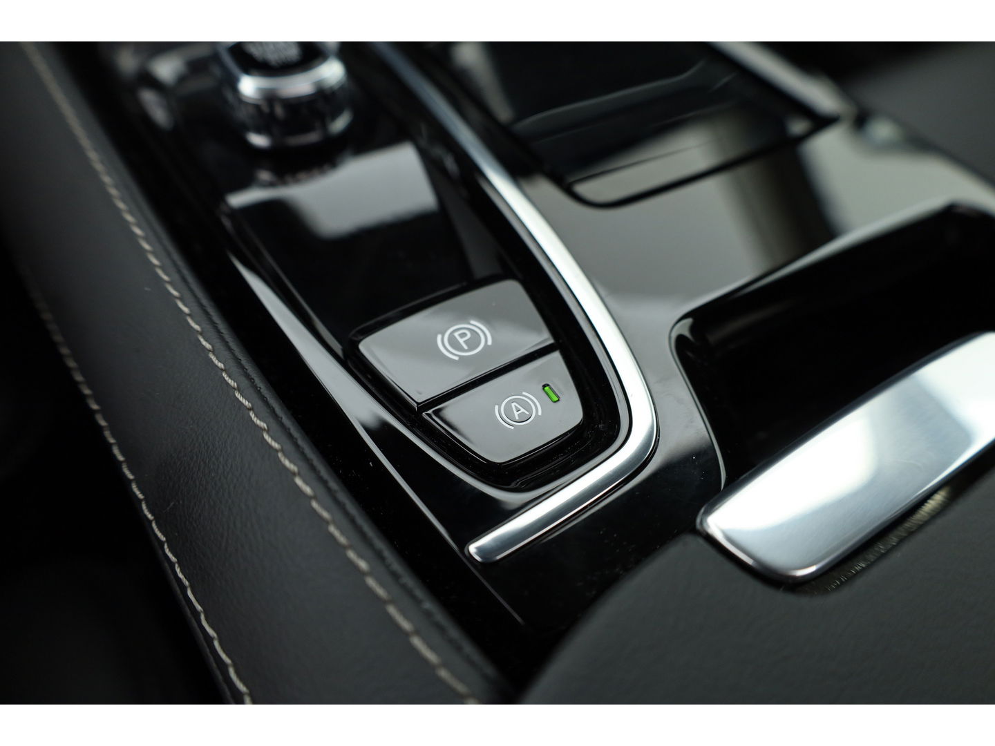 Volvo V60 2.0 T8 AWD Ultra Dark | Full Option |  Bowers & Wilkins | Massage | Trekhaak | HUD |