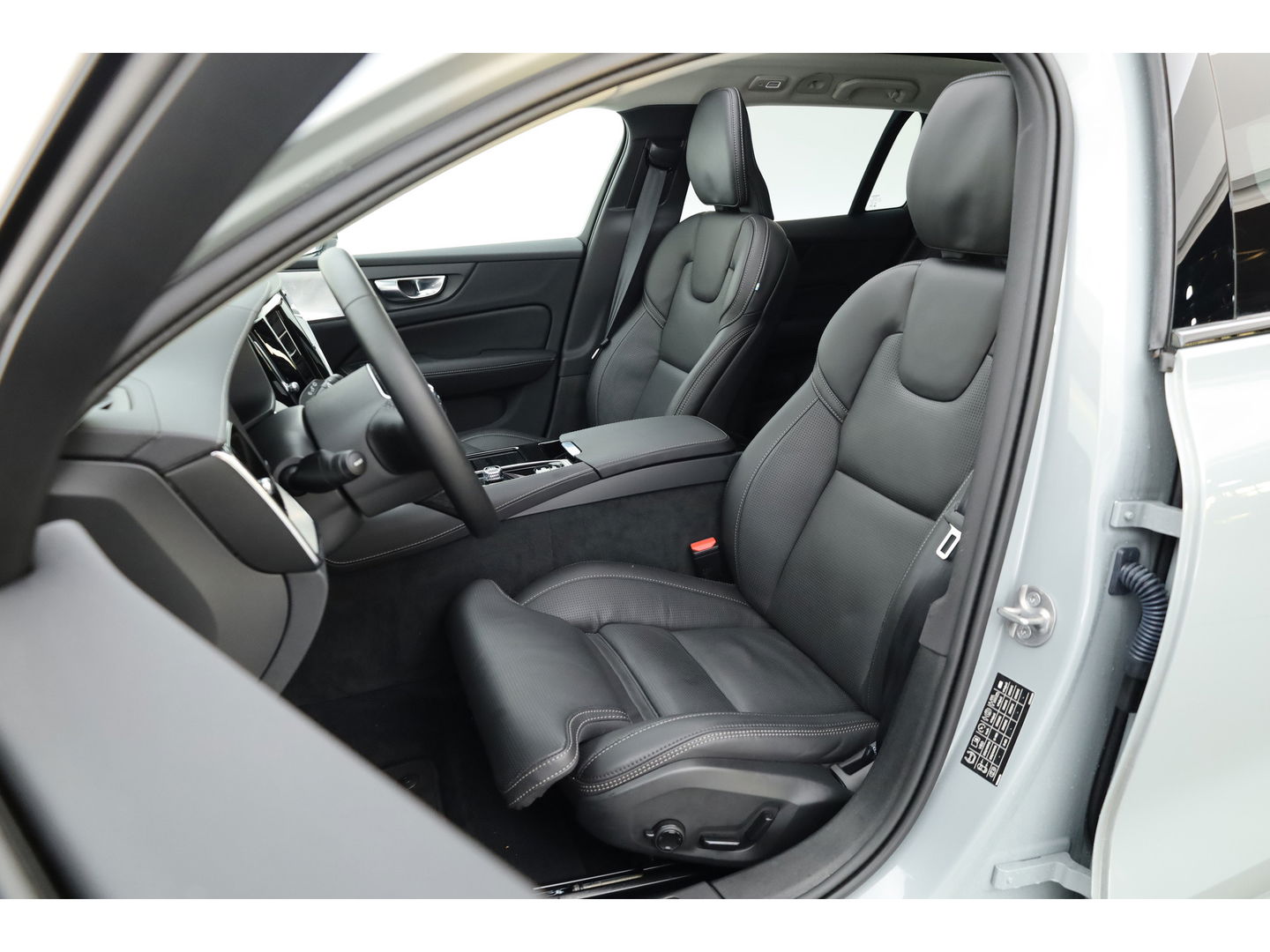 Volvo V60 2.0 T8 AWD Ultra Dark | Full Option |  Bowers & Wilkins | Massage | Trekhaak | HUD |