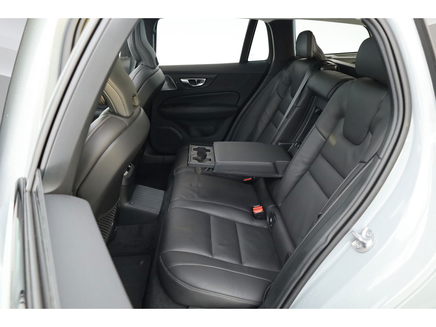 Volvo V60 2.0 T8 AWD Ultra Dark | Full Option |  Bowers & Wilkins | Massage | Trekhaak | HUD |