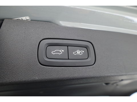 Volvo V60 2.0 T8 AWD Ultra Dark | Full Option |  Bowers & Wilkins | Massage | Trekhaak | HUD |