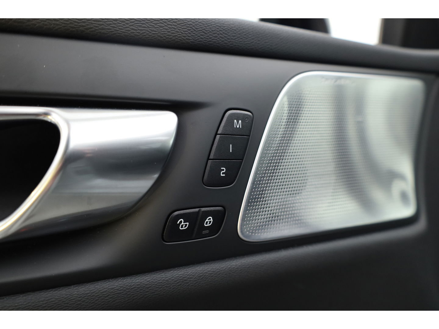 Volvo V60 2.0 T8 AWD Ultra Dark | Full Option |  Bowers & Wilkins | Massage | Trekhaak | HUD |