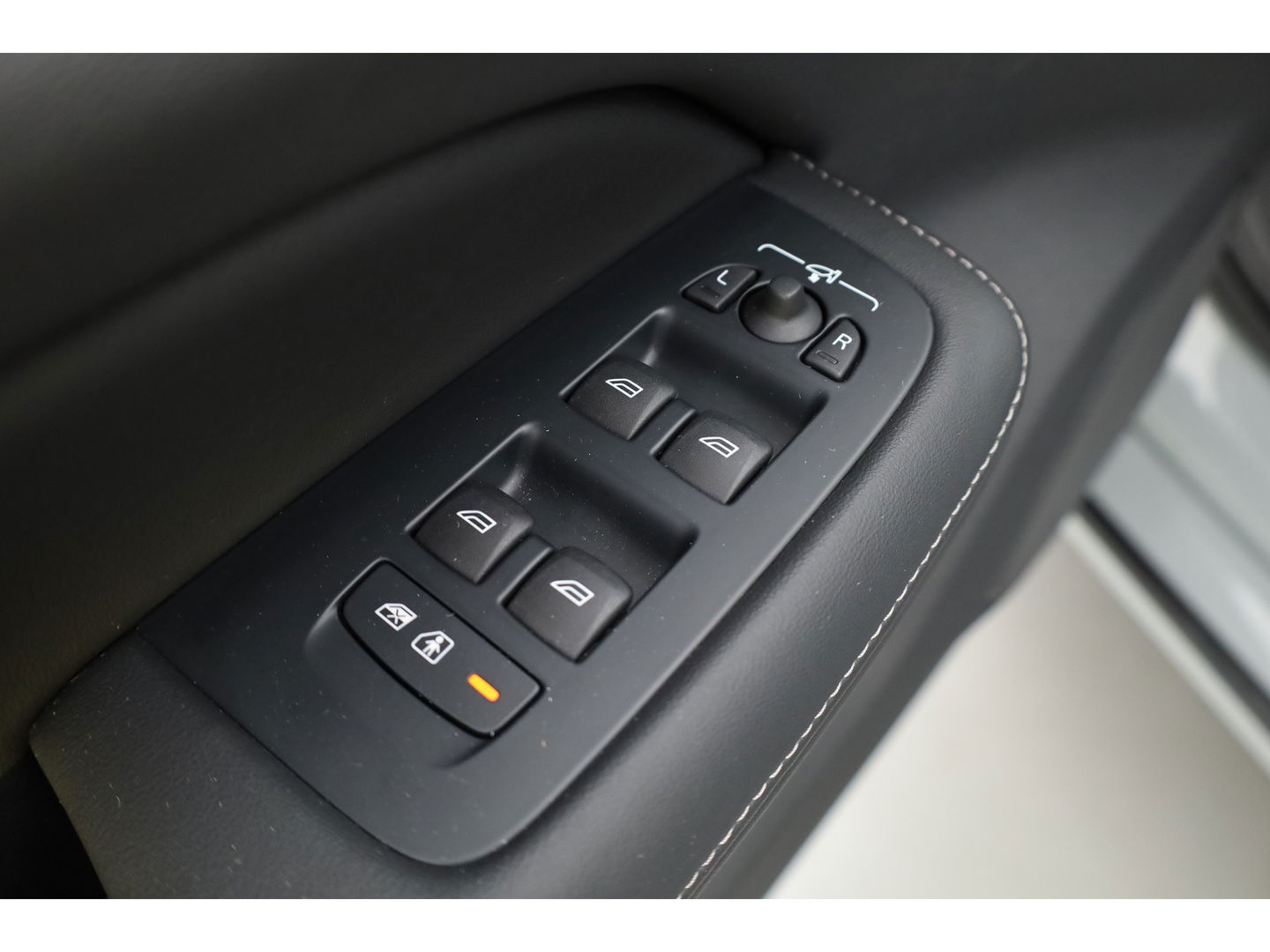 Volvo V60 2.0 T8 AWD Ultra Dark | Full Option |  Bowers & Wilkins | Massage | Trekhaak | HUD |