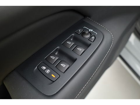 Volvo V60 2.0 T8 AWD Ultra Dark | Full Option |  Bowers & Wilkins | Massage | Trekhaak | HUD |