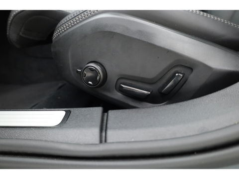 Volvo V60 2.0 T8 AWD Ultra Dark | Full Option |  Bowers & Wilkins | Massage | Trekhaak | HUD |