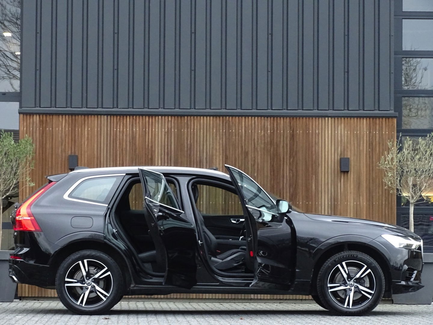 Volvo XC60 T8 408PK AWD / R-Design / LED