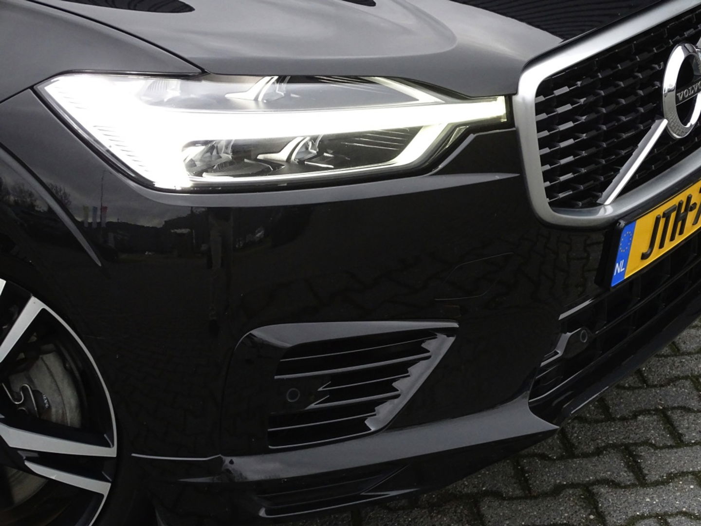 Volvo XC60 T8 408PK AWD / R-Design / LED