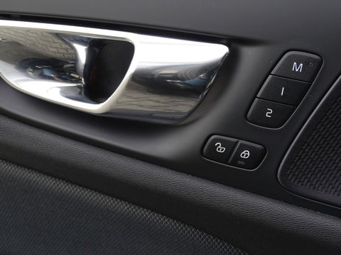 Volvo S60 T8 392PK AWD / R-design / ACC / Harman Kardon / LED