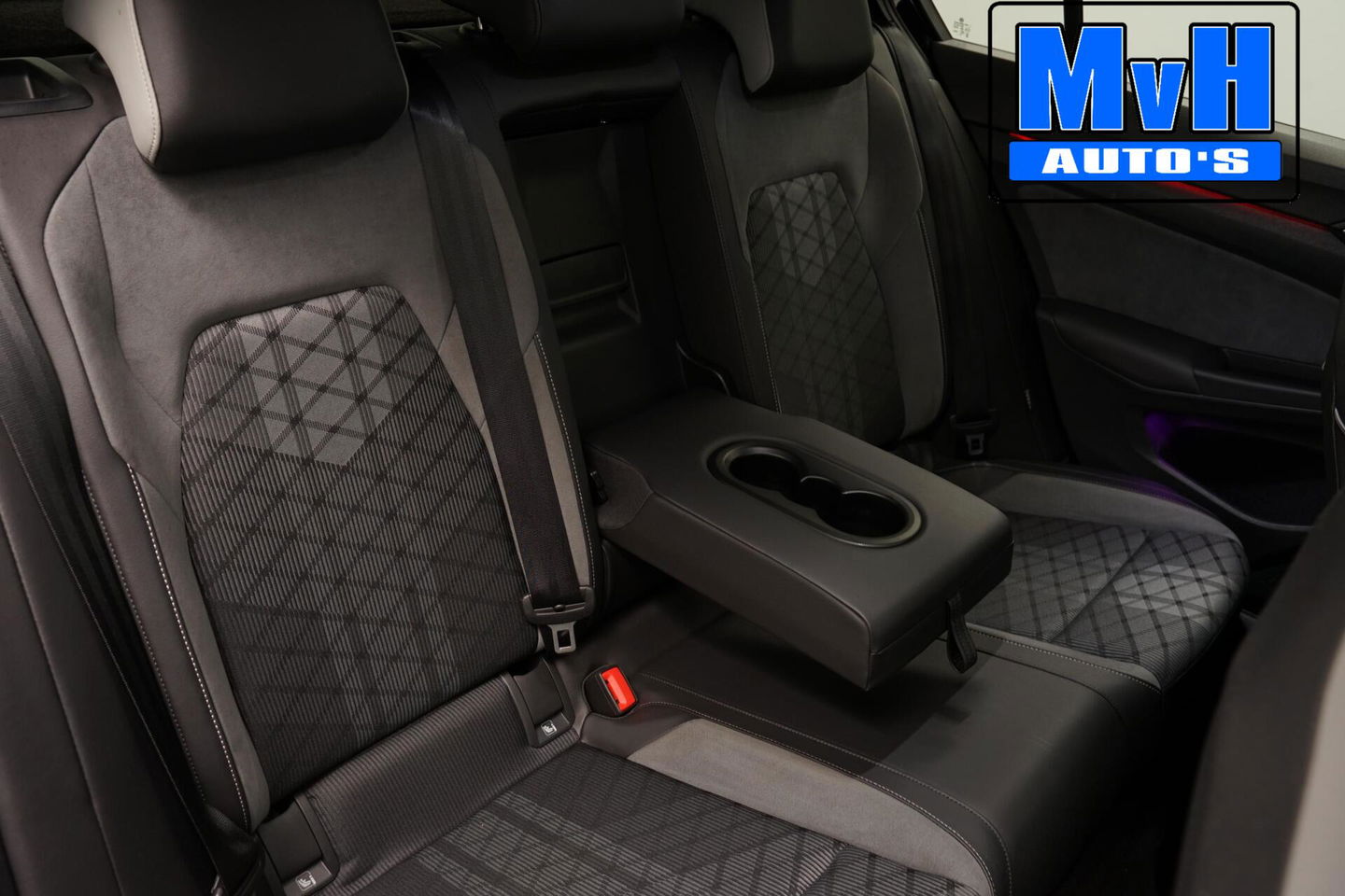 Volkswagen Golf 1.5 eTSI R-Line|SPORTSTOEL|LUXE|LED|