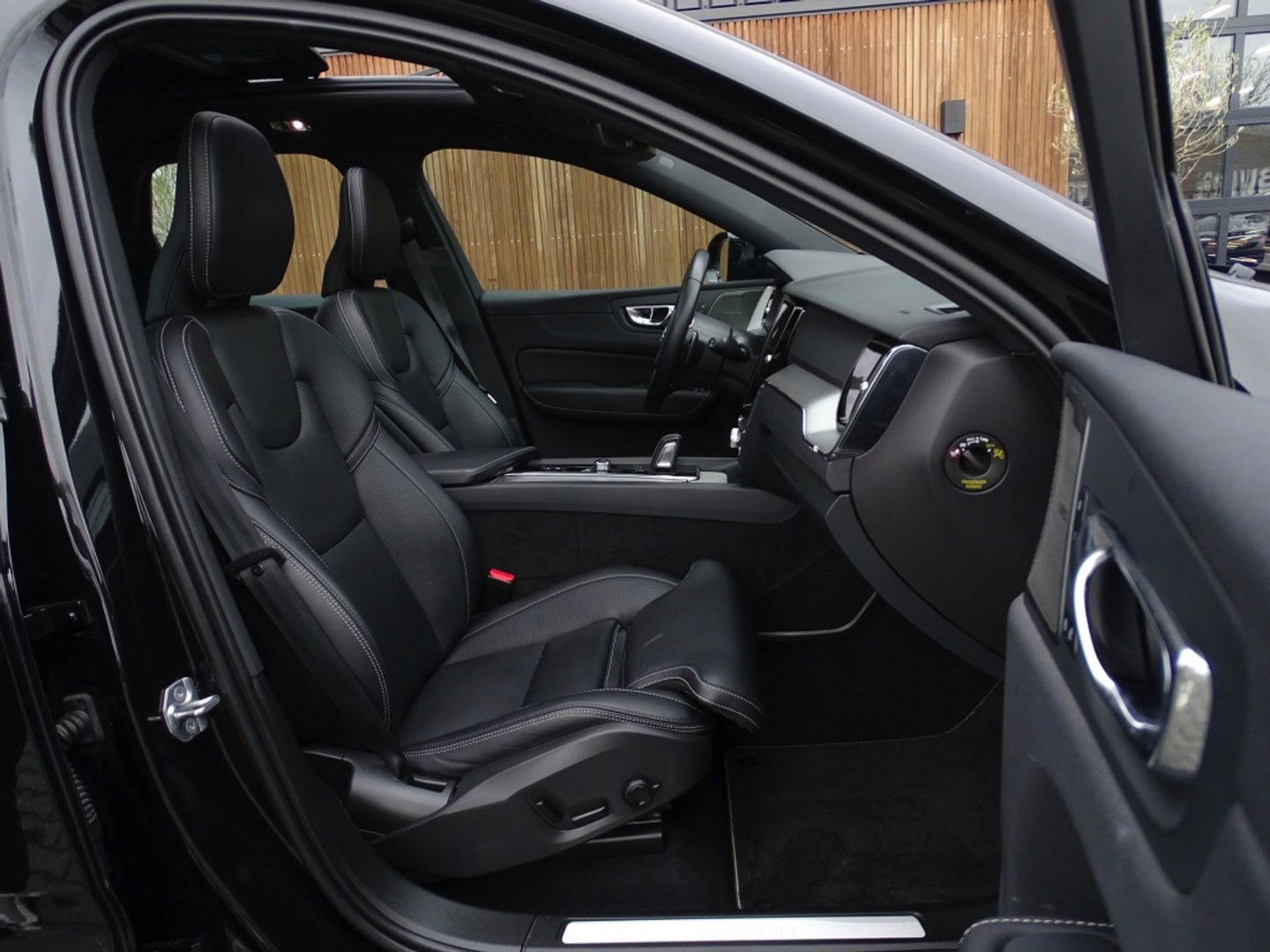 Volvo XC60 T8 392PK automaat AWD / R-Design / 360° *NAP*