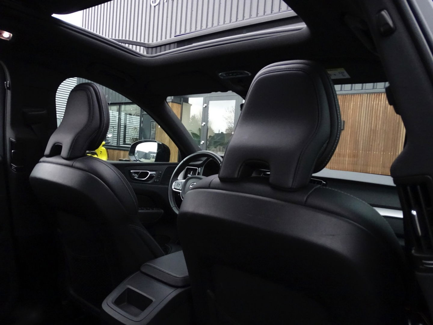 Volvo XC60 T8 392PK automaat AWD / R-Design / 360° *NAP*