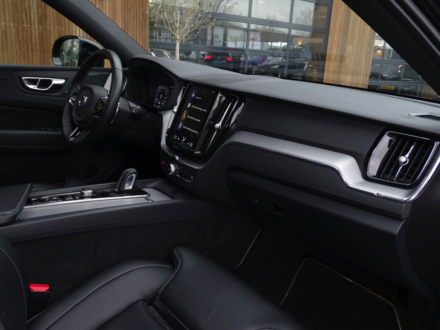 Volvo XC60 T8 392PK automaat AWD / R-Design / 360° *NAP*