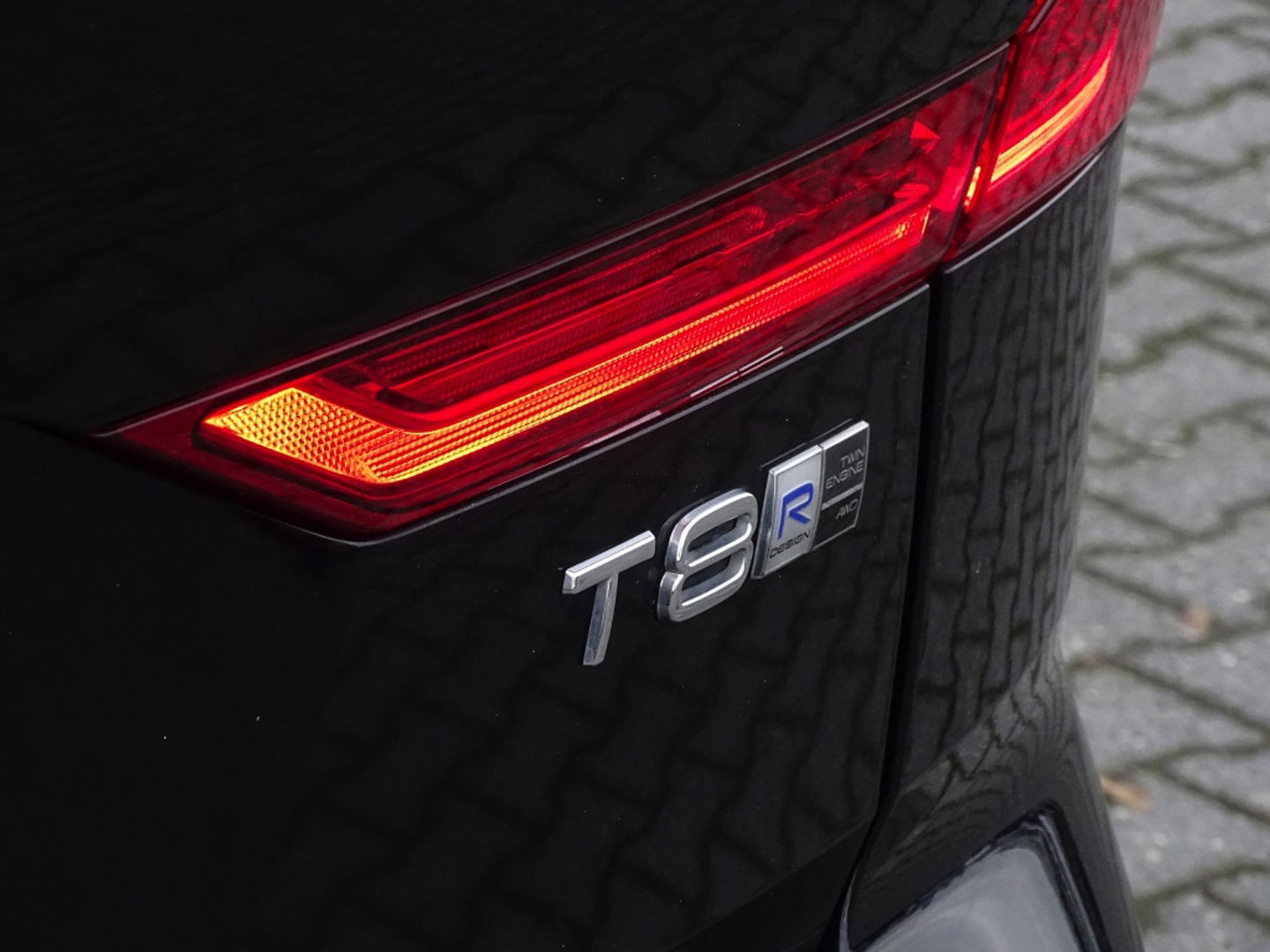 Volvo XC60 T8 392PK automaat AWD / R-Design / 360° *NAP*