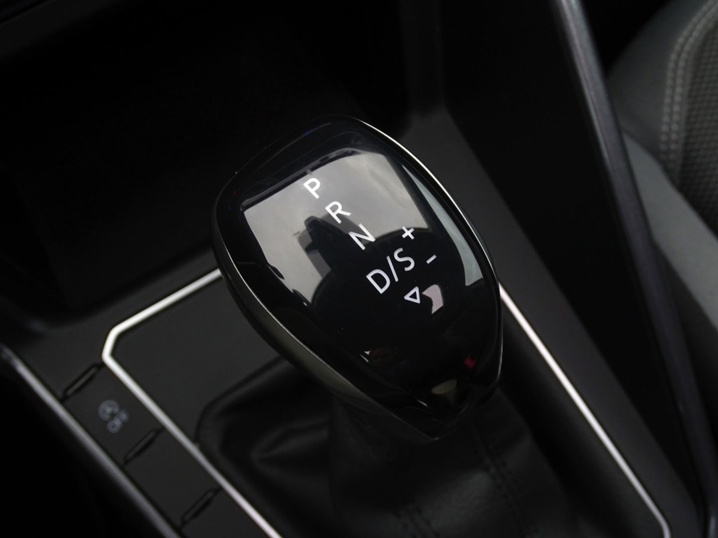 Volkswagen Polo 1.0 TSI 95PK DSG automaat / R-Line / RNS / IQ-Light