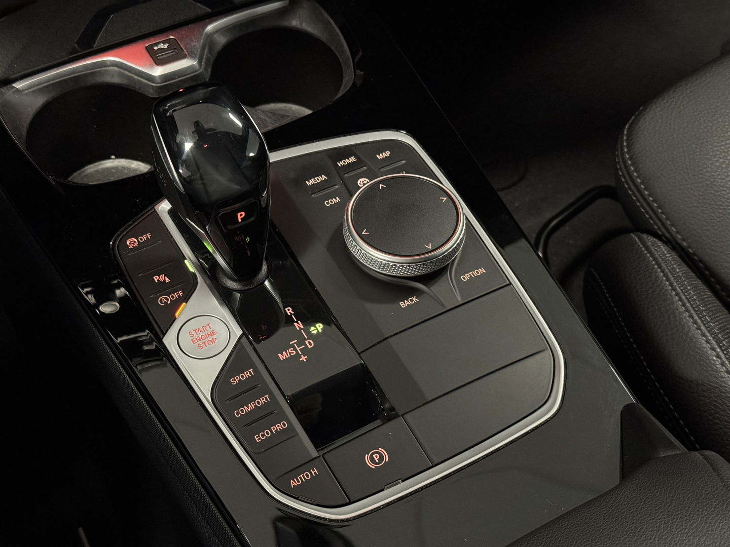 BMW 1-serie 118i Business Sport Line | Apple Carplay | Android Auto | Sfeerverlichting | Navigatie | DAB | Lane Assist | Cruise Control | Parkeersensoren | LED | Elektrische Spiegels