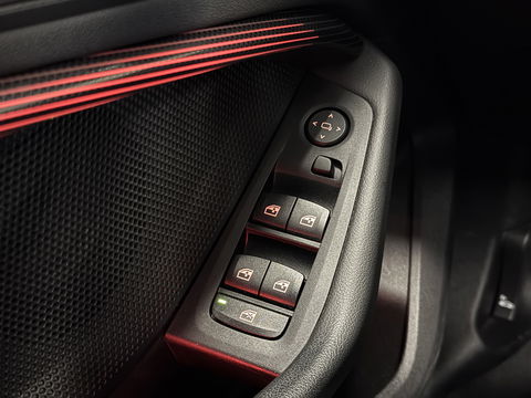 BMW 1-serie 118i Business Sport Line | Apple Carplay | Android Auto | Sfeerverlichting | Navigatie | DAB | Lane Assist | Cruise Control | Parkeersensoren | LED | Elektrische Spiegels