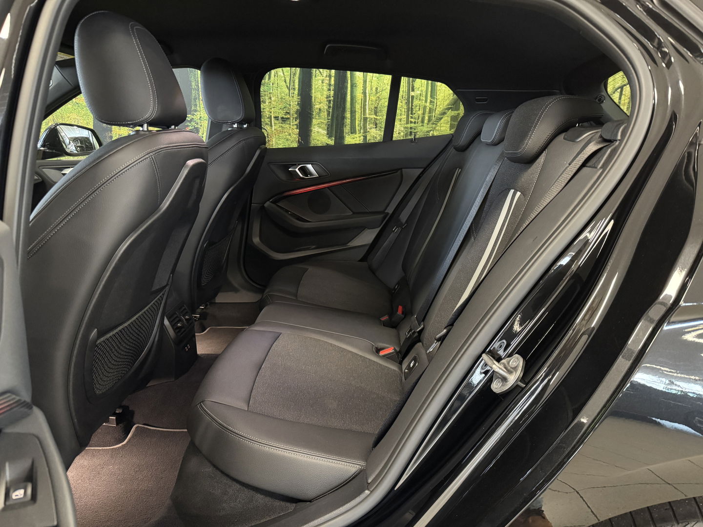 BMW 1-serie 118i Business Sport Line | Apple Carplay | Android Auto | Sfeerverlichting | Navigatie | DAB | Lane Assist | Cruise Control | Parkeersensoren | LED | Elektrische Spiegels