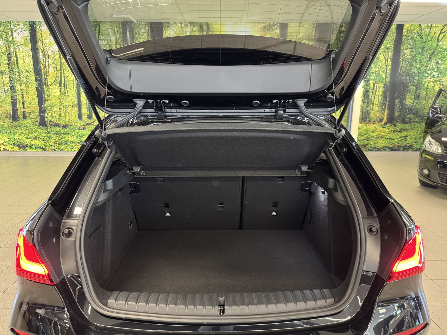 BMW 1-serie 118i Business Sport Line | Apple Carplay | Android Auto | Sfeerverlichting | Navigatie | DAB | Lane Assist | Cruise Control | Parkeersensoren | LED | Elektrische Spiegels