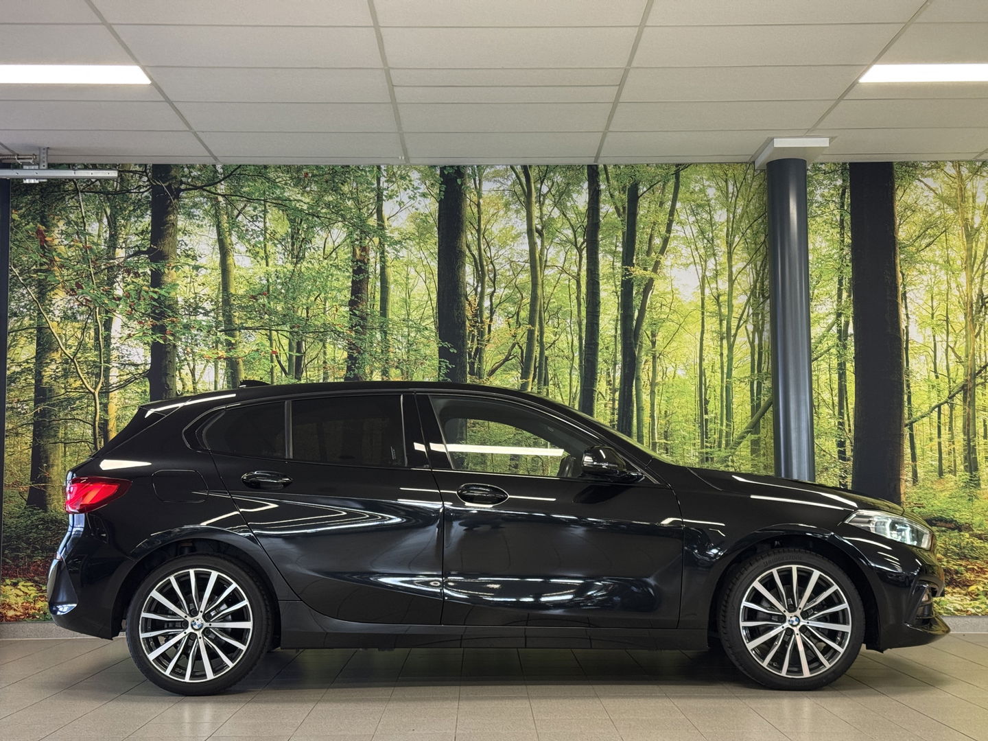 BMW 1-serie 118i Business Sport Line | Apple Carplay | Android Auto | Sfeerverlichting | Navigatie | DAB | Lane Assist | Cruise Control | Parkeersensoren | LED | Elektrische Spiegels