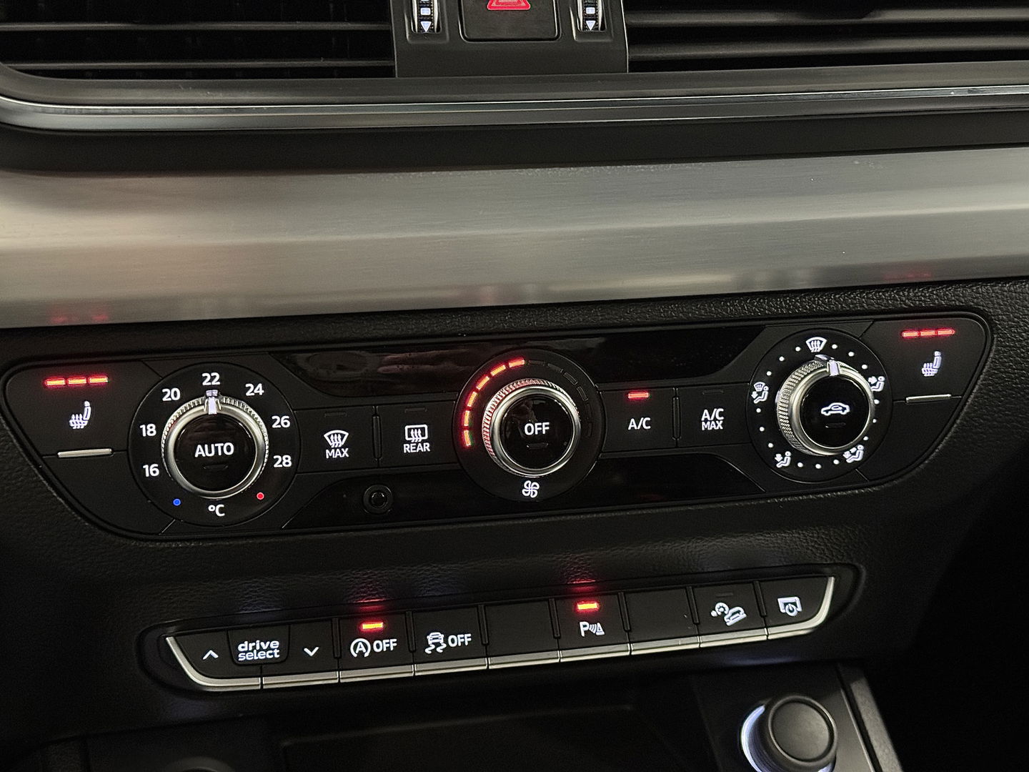 Audi Q5 3.0 TDI quattro Sport S Line Black Edition | 286 PK! | Panoramadak | Adaptieve Cruise Control | Lane Assist | Elektrische Trekhaak | Camera | DAB | Navigatie | 20" Lichtmetaal |