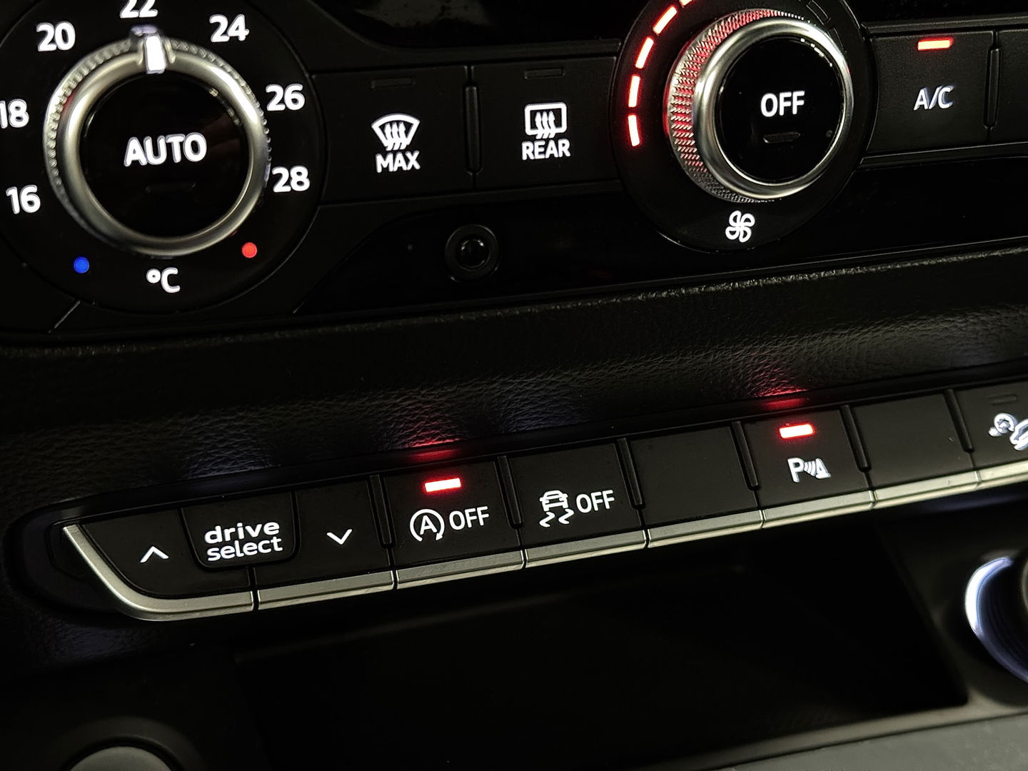 Audi Q5 3.0 TDI quattro Sport S Line Black Edition | 286 PK! | Panoramadak | Adaptieve Cruise Control | Lane Assist | Elektrische Trekhaak | Camera | DAB | Navigatie | 20" Lichtmetaal |