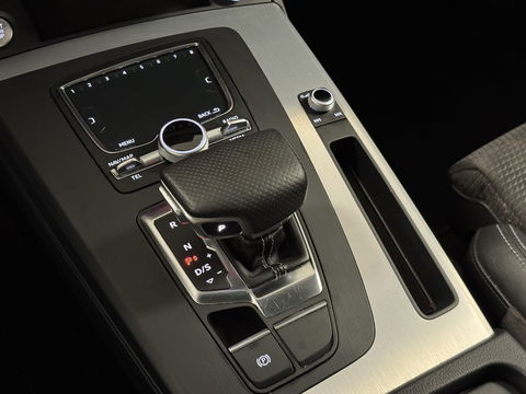 Audi Q5 3.0 TDI quattro Sport S Line Black Edition | 286 PK! | Panoramadak | Adaptieve Cruise Control | Lane Assist | Elektrische Trekhaak | Camera | DAB | Navigatie | 20" Lichtmetaal |