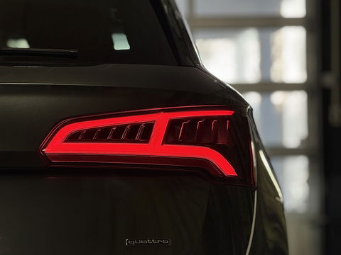 Audi Q5 3.0 TDI quattro Sport S Line Black Edition | 286 PK! | Panoramadak | Adaptieve Cruise Control | Lane Assist | Elektrische Trekhaak | Camera | DAB | Navigatie | 20" Lichtmetaal |