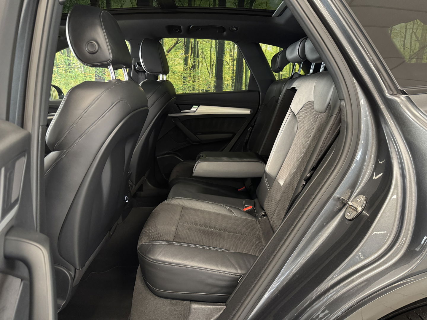 Audi Q5 3.0 TDI quattro Sport S Line Black Edition | 286 PK! | Panoramadak | Adaptieve Cruise Control | Lane Assist | Elektrische Trekhaak | Camera | DAB | Navigatie | 20" Lichtmetaal |