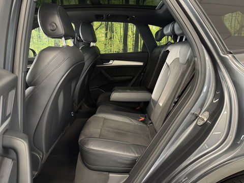 Audi Q5 3.0 TDI quattro Sport S Line Black Edition | 286 PK! | Panoramadak | Adaptieve Cruise Control | Lane Assist | Elektrische Trekhaak | Camera | DAB | Navigatie | 20" Lichtmetaal |