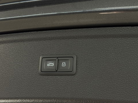 Audi Q5 3.0 TDI quattro Sport S Line Black Edition | 286 PK! | Panoramadak | Adaptieve Cruise Control | Lane Assist | Elektrische Trekhaak | Camera | DAB | Navigatie | 20" Lichtmetaal |