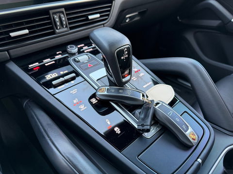 Porsche Cayenne Coupé 3.0 E-Hybrid Pano|NL-Auto|Keyless|4Wielbesturing|Approved|Bosé|462PK