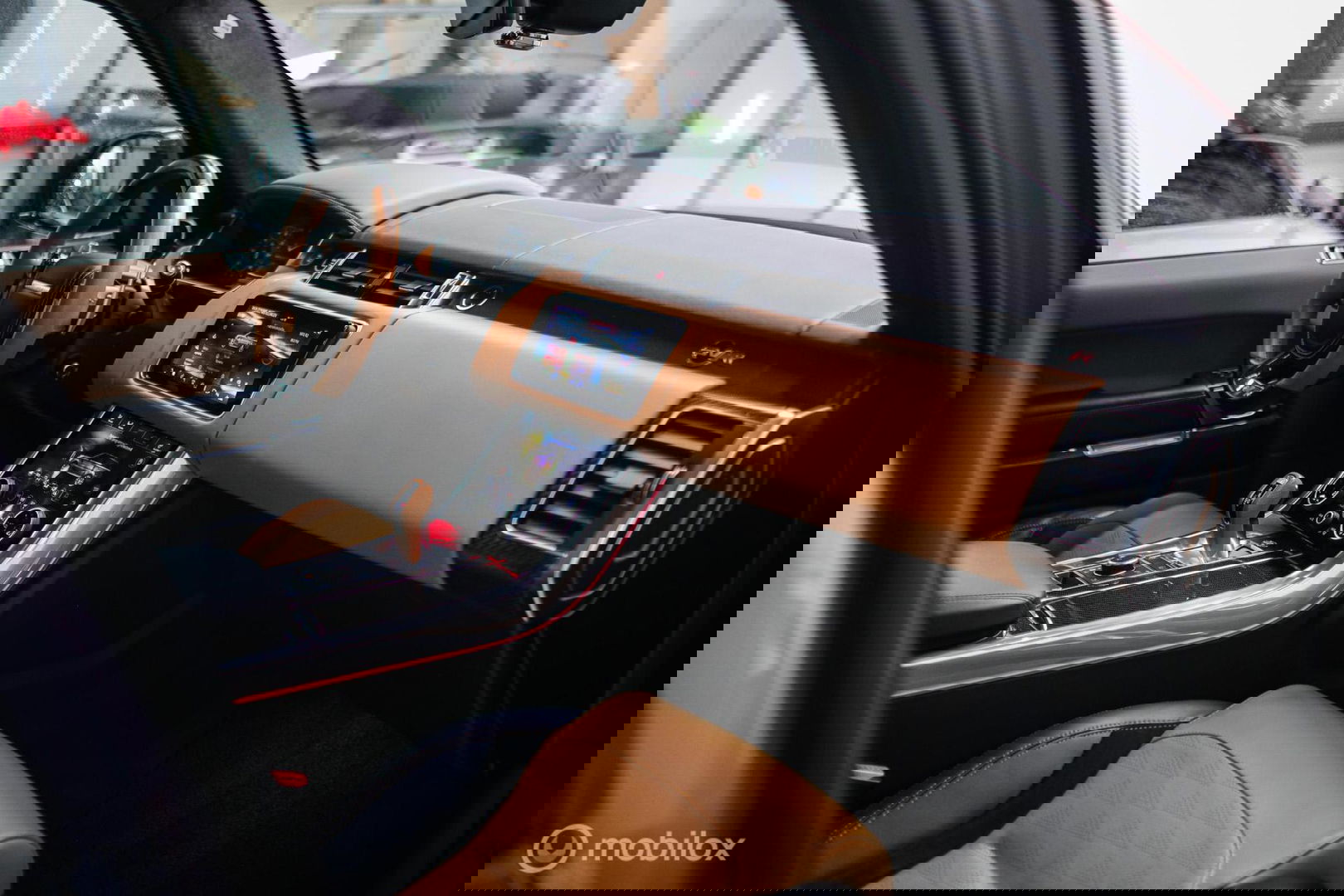 Land Rover Range Rover Sport P575 SVR Carbon Edition