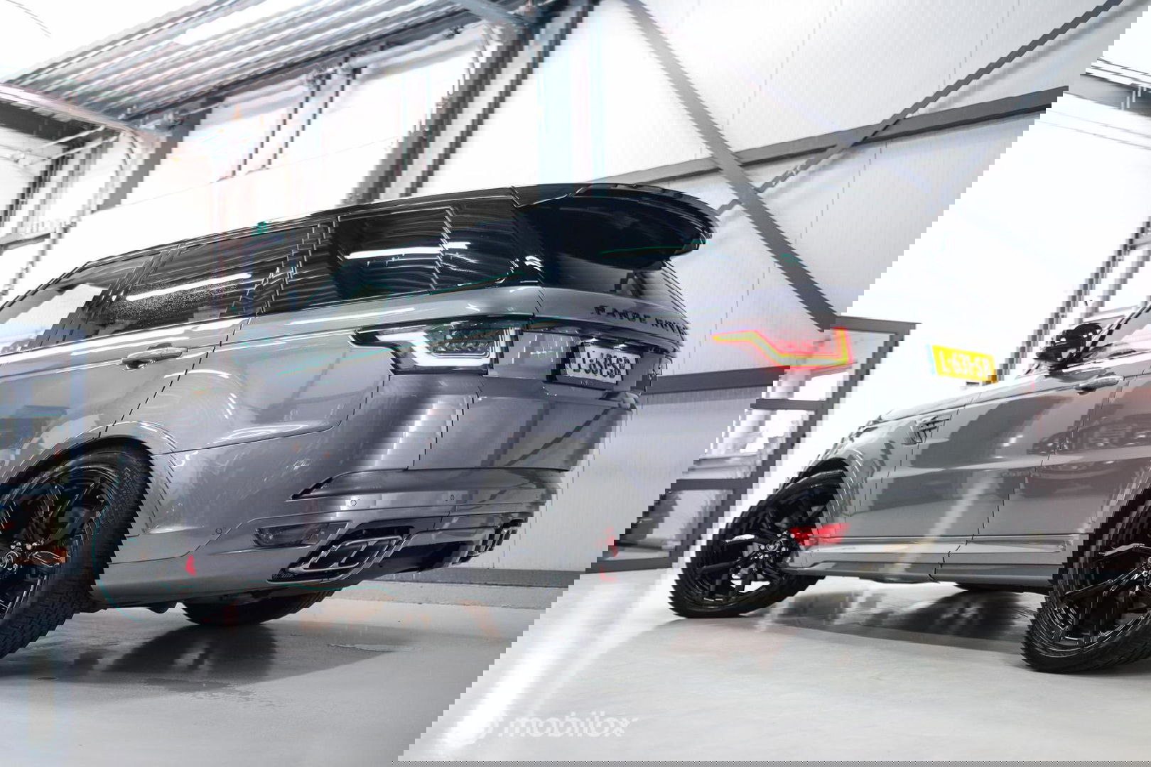 Land Rover Range Rover Sport P575 SVR Carbon Edition